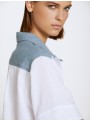 Blusa Skatie, de distintos tejidos en blanco y azul. S05B82