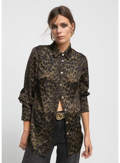 Blusa Lola Casademunt, de raso en animal print en kaki. LF2415033