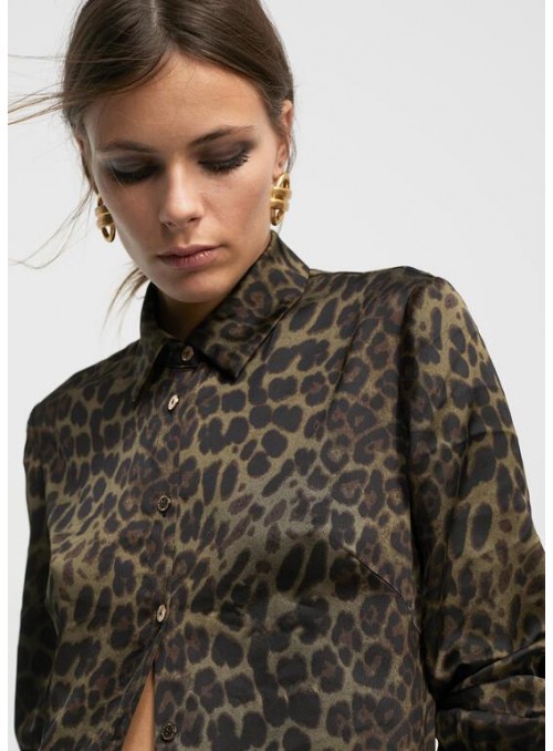 Blusa Lola Casademunt, de raso en animal print en kaki. LF2415033