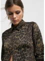 Blusa Lola Casademunt, de raso en animal print en kaki. LF2415033