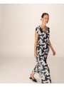 Vestido Grace & Mila, de tejido estampado en beige y marino. Pensee