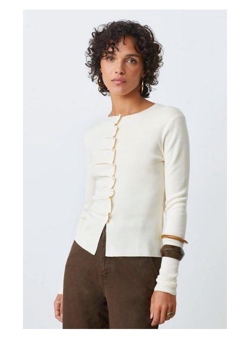 Rebeca Suncoo, con botones rizados. Gamira