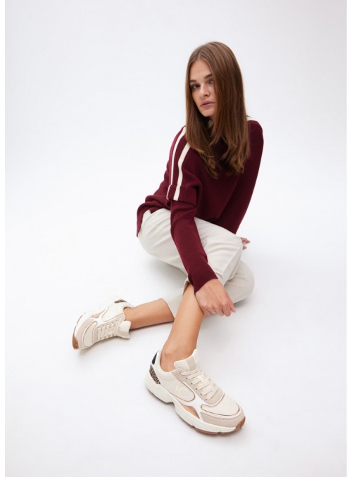 Sneakers Lola Casademunt, en beige con apliques. LF2505011