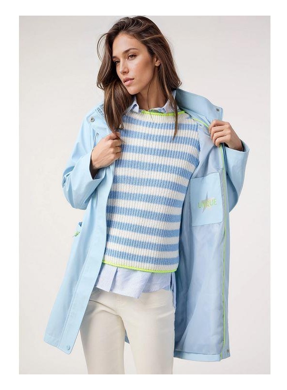Parka Dolores Promesas, en color celeste. Odile