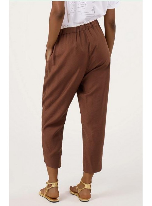 Pantalòn de Dolores Promesas, de viscosa en marrón. 08514