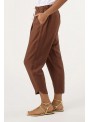 Pantalòn de Dolores Promesas, de viscosa en marrón. 08514