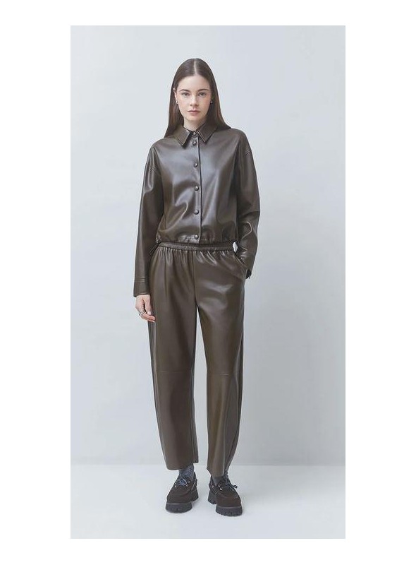 Pantalòn Suncoo, de ecopiel en kaki. Just