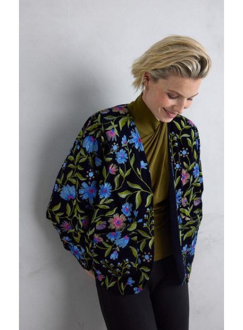 Kimono Van Dos, de fondo negro con bordados de colores. 56807201