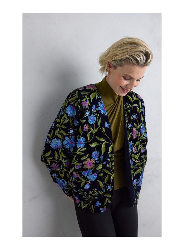 Kimono Van Dos, de fondo negro con bordados de colores. 56807201