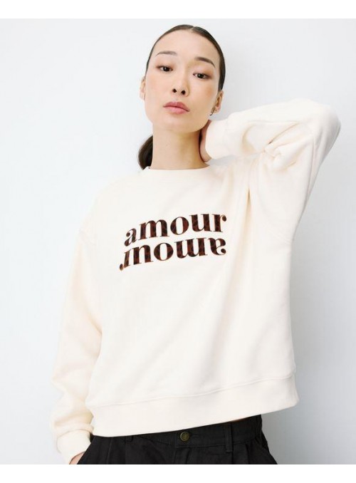 Sudadera Grace & Mial, en beig con texto en animal print. Amery
