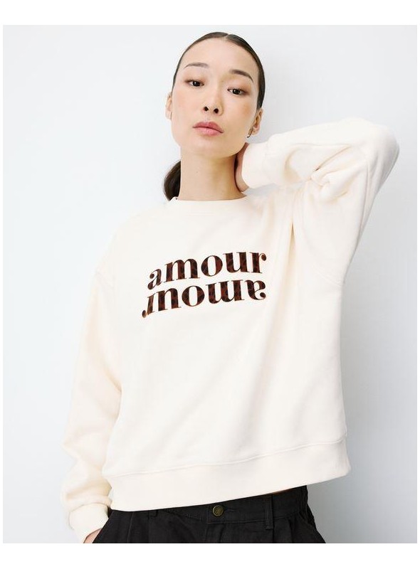 Sudadera Grace & Mial, en beig con texto en animal print. Amery