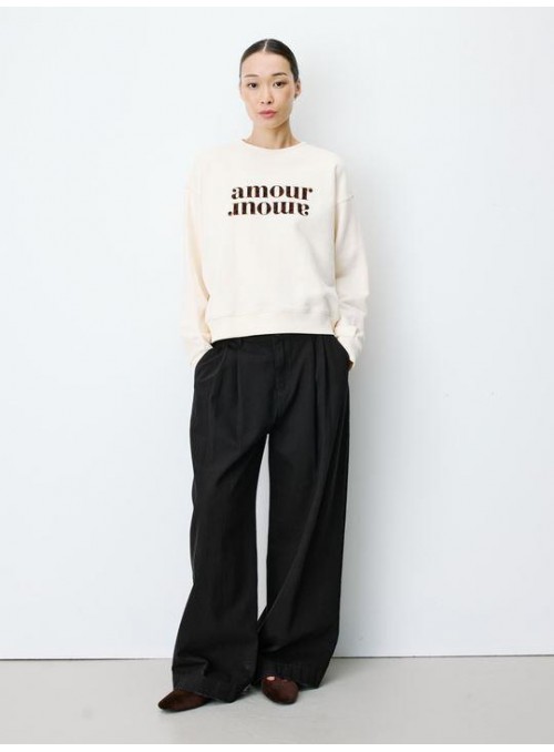 Sudadera Grace &amp; Mial, en beig con texto en animal print. Amery