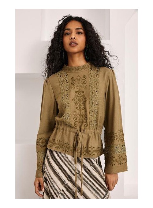 Blusa romántica de Nekane, con bordades. Jirna
