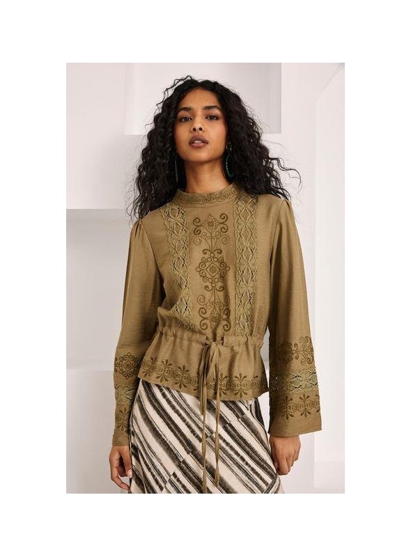Blusa romántica de Nekane, con bordades. Jirna