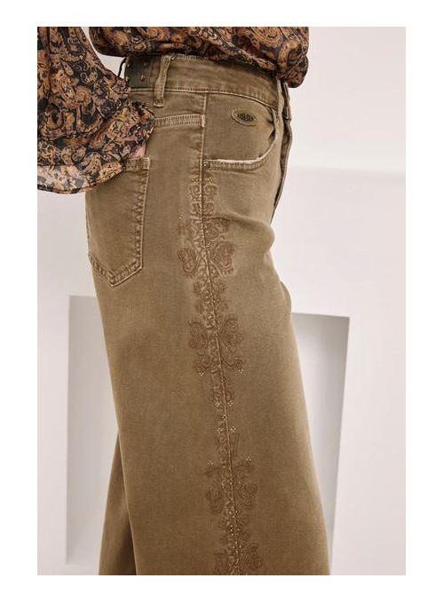 Vaquero Nekane, en kaki con bordados. Mobi
