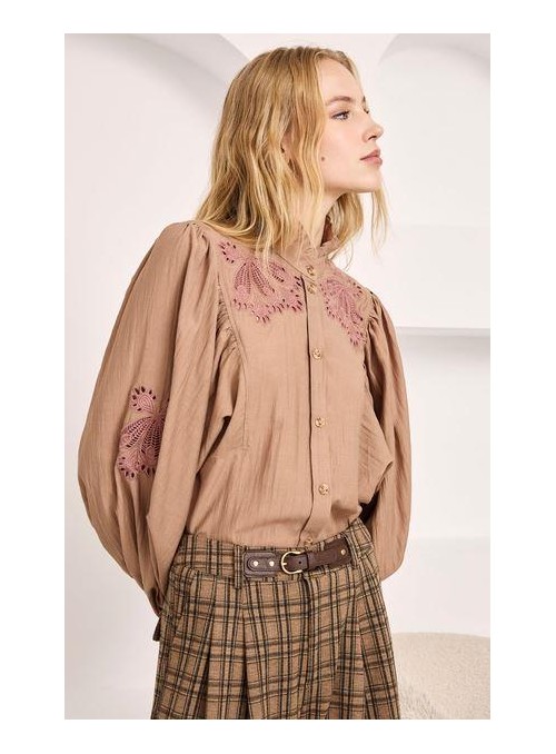 Blusa Nekane, camisera con bordados. Yasmin