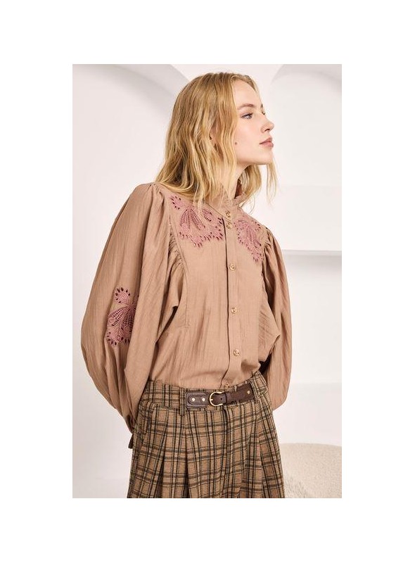 Blusa Nekane, camisera con bordados. Yasmin