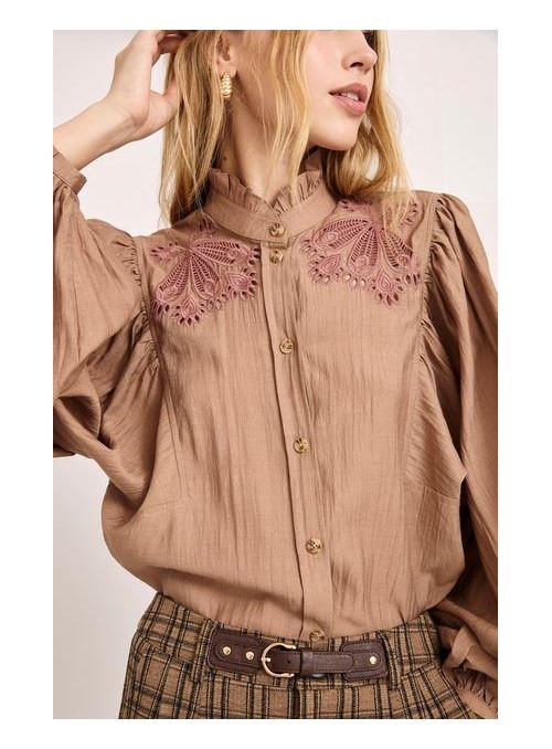 Blusa Nekane, camisera con bordados. Yasmin