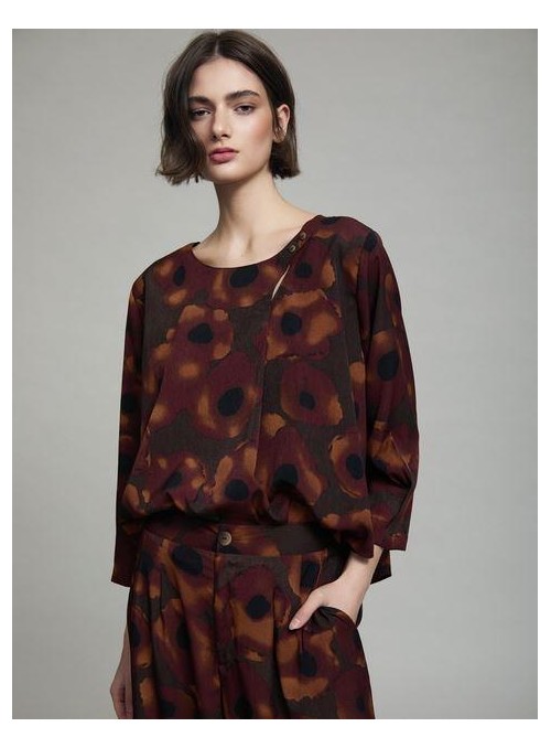Blusa Viscosa. estampada con detalle en el escote. S102B07