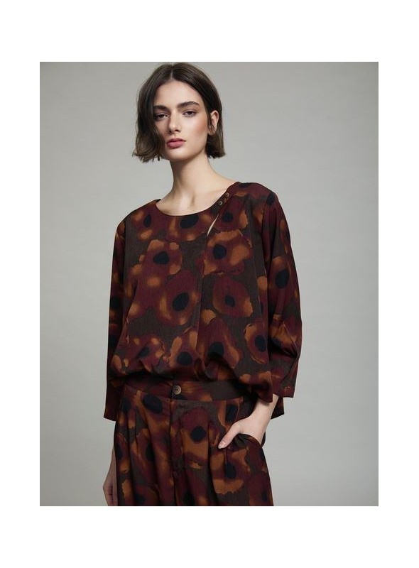 Blusa Viscosa. estampada con detalle en el escote. S102B07