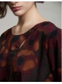 Blusa Viscosa. estampada con detalle en el escote. S102B07