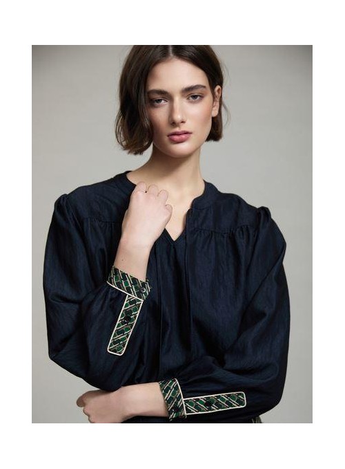 Blusa Skatie, en marino con apliques. S202B01