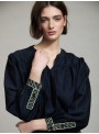 Blusa Skatie, en marino con apliques. S202B01