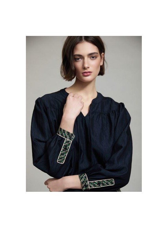 Blusa Skatie, en marino con apliques. S202B01