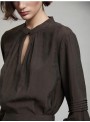 Blusa Skatie, de viscosa en marròn. S95B05